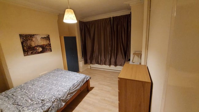 Double Rooms in Clean House lose to City Centre Main Photo