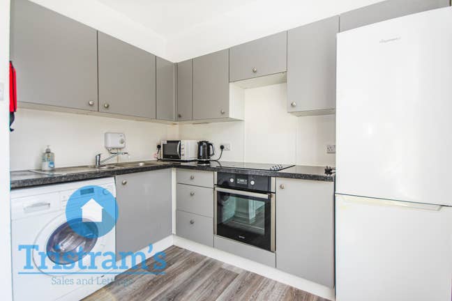 Spacious Room Available in Friendly 4-Bedroom Flat Main Photo