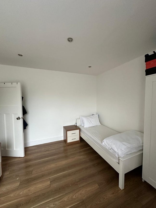 Bright & spacious room with garden view  EH12 Main Photo