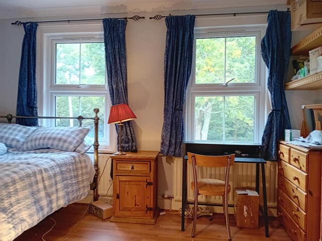 Spacious Double Room Near Ash Train Station Main Photo