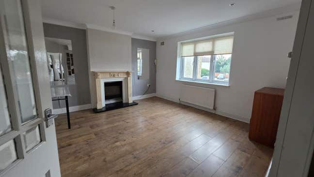 ✨ Spacious 3-Bedroom Flat in the Heart of Rainham  Main Photo