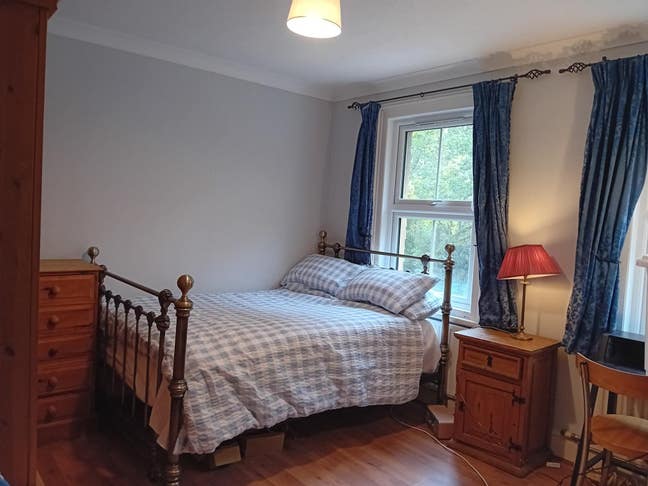 Spacious Double Room Near Ash Train Station Main Photo