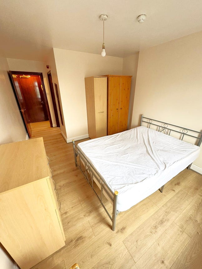 Spacious Room With Private Kitchen and Bathroom Main Photo