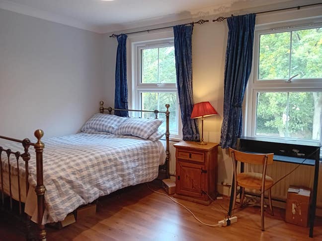 Spacious Double Room Near Ash Train Station Main Photo
