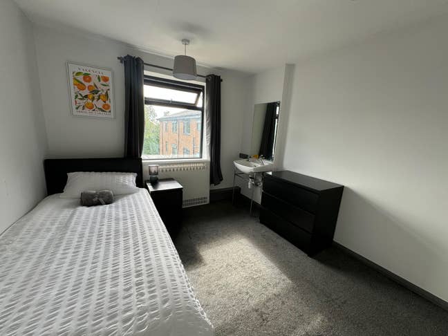 Professional House Share: Move In Same Week! Main Photo