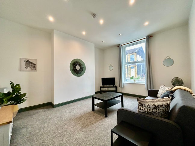 Spacious Double Room in Centre of Huddersfield Main Photo
