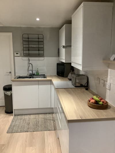 Private Suite, Lounge, Kitchenette| Bills included Main Photo