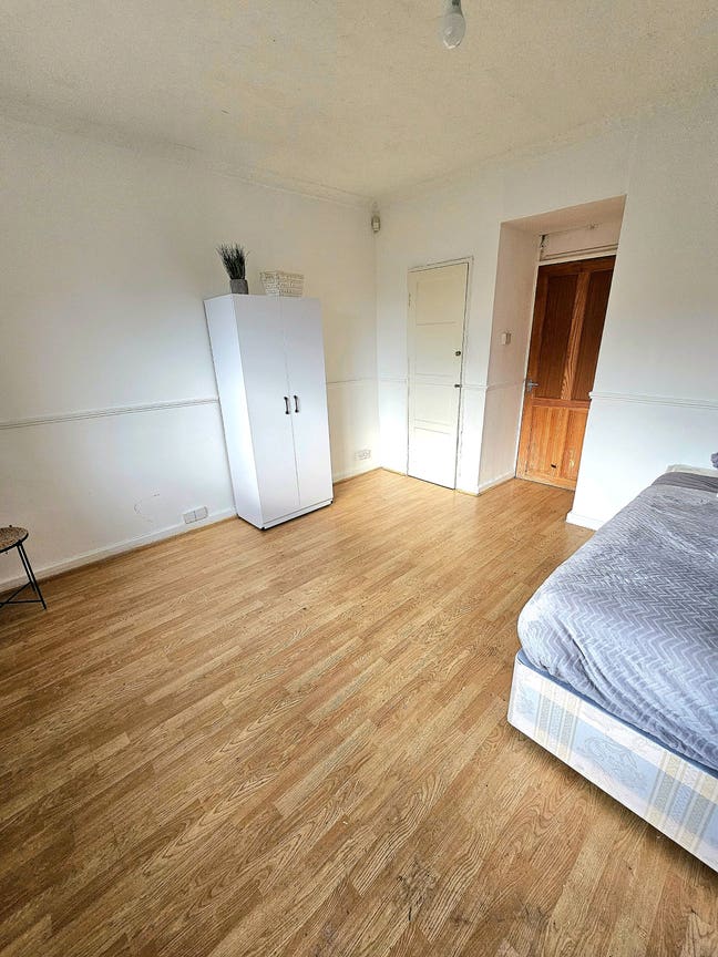 Bethnal Green*New 3 Bedroom  Apartment Available  Main Photo