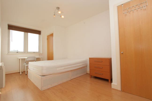 -Spacious bright double room in Aldgate ZONE 1- Main Photo