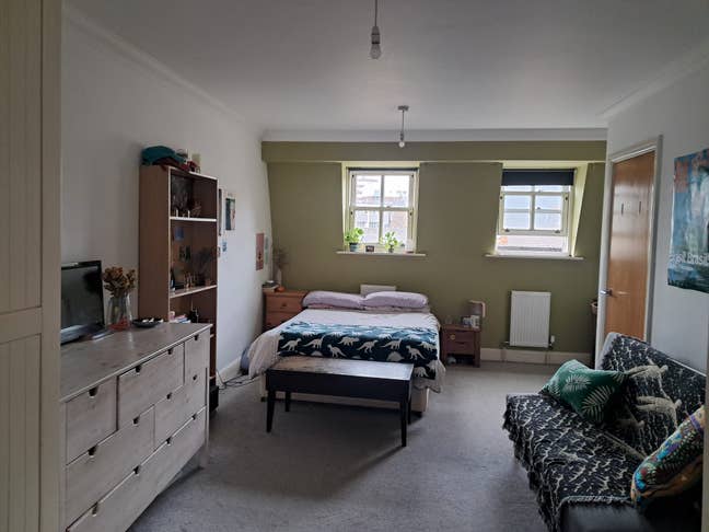 Large ensuite bedroom in Mile End Main Photo