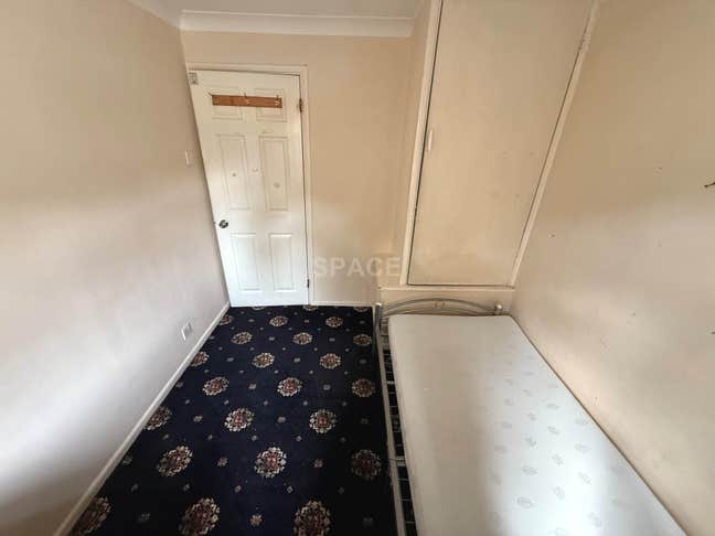 Room 4, 37 Brybur Close Main Photo