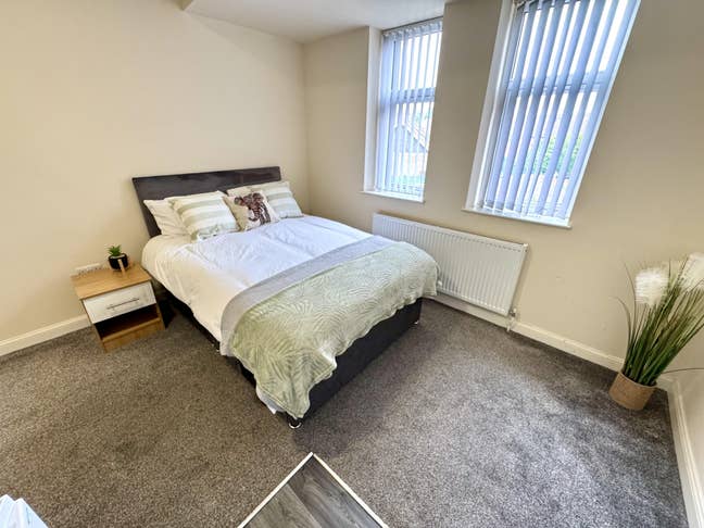High Quality En-Sute Studio Rooms Available Main Photo