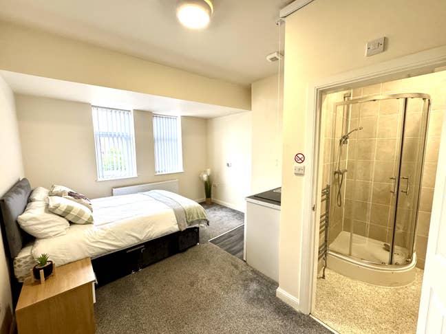 High Quality En-Sute Studio Rooms Available Main Photo