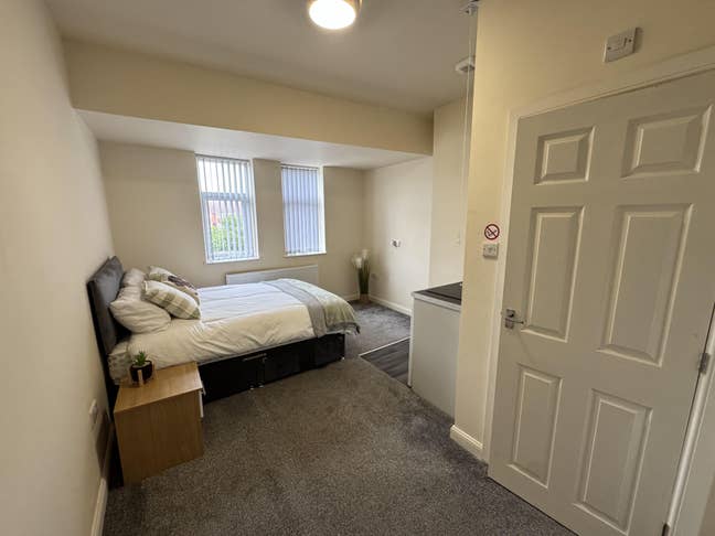 High Quality En-Sute Studio Rooms Available Main Photo