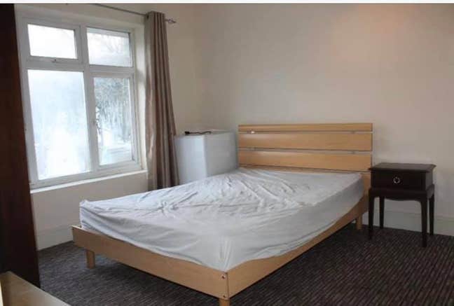 A Double room in High Wycombe with en-suite Main Photo