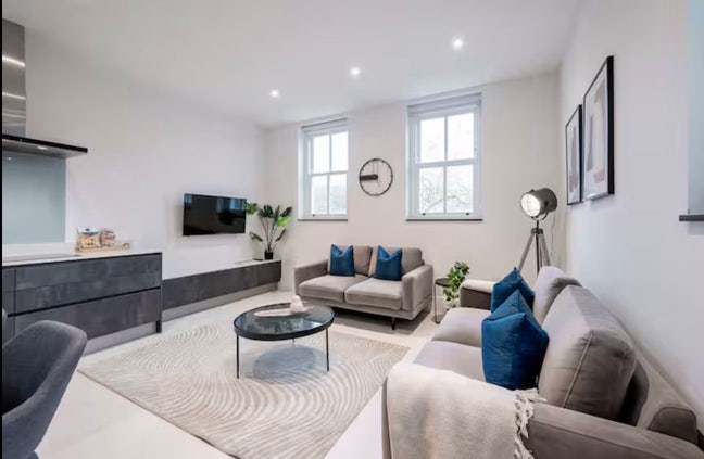 🚆 Fast to Waterloo 🌟 • SW19 • Raynes Park Main Photo