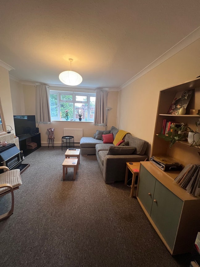 Looking for a new flatmate  Main Photo