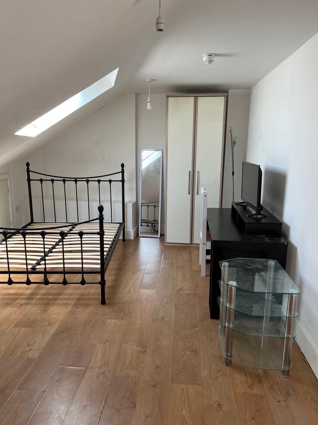 Large double room £700pcm  Main Photo