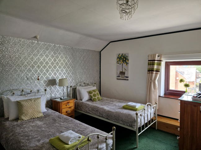 Room to let in large country home Main Photo