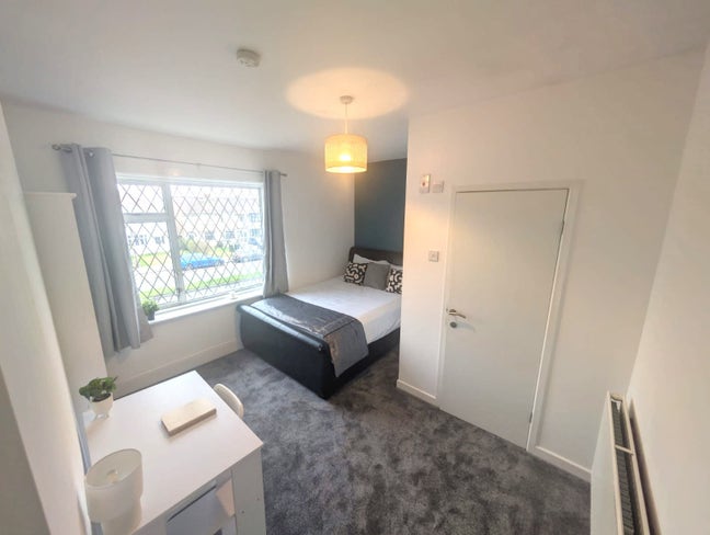 ** Lovely New En Suite Room - All Bills Included! Main Photo