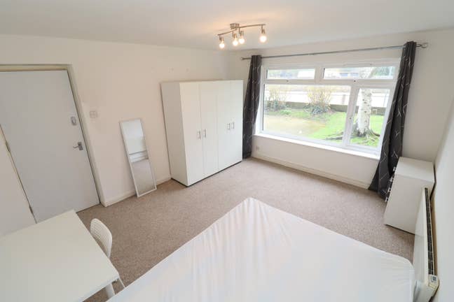 2 Beautiful Rooms in a 3 Bed Flat! Wimbledon! Main Photo