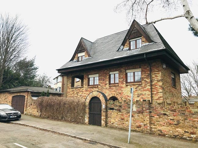 Room for rent in 6 Bedroom House Main Photo