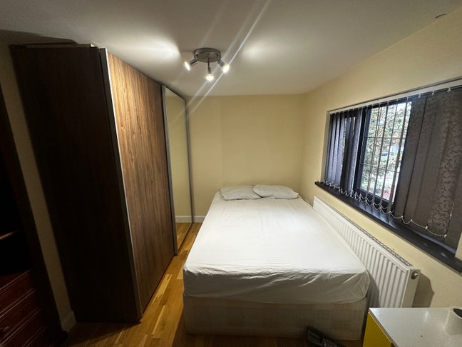 Furnished double room close to Heathrow.  Main Photo