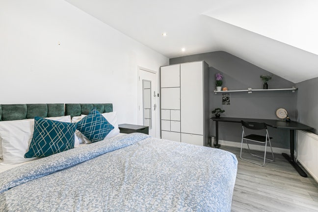 Modern Bright Bedroom in New Malden Town Centre Main Photo