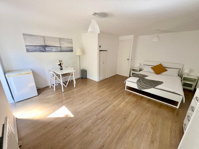 Lovely master room with garden Main Photo