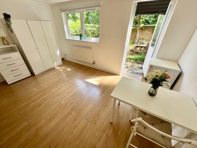 Lovely master room with garden Main Photo