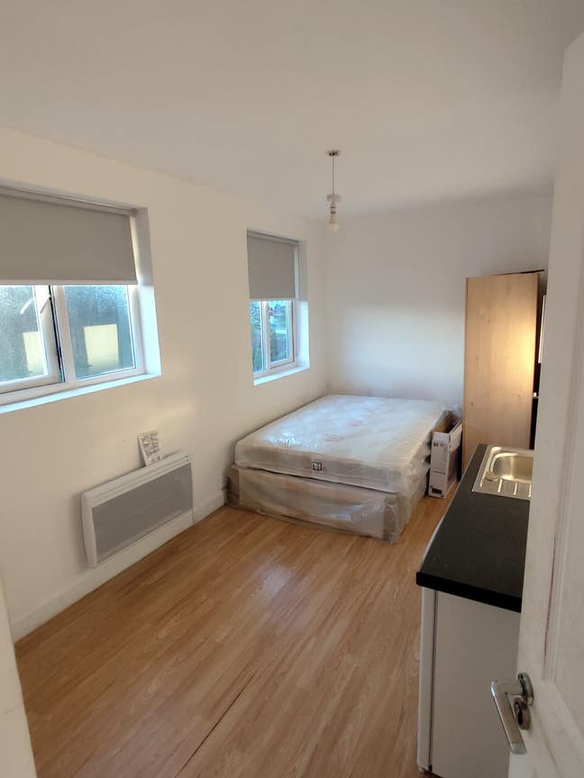 Seperate & Spacious Studio for Rent – SW2 3SW Main Photo