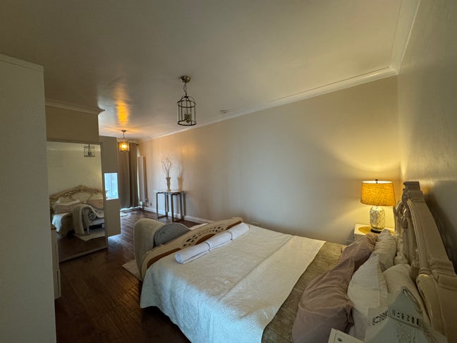 Self contained king sized bedroom with en-suite  Main Photo