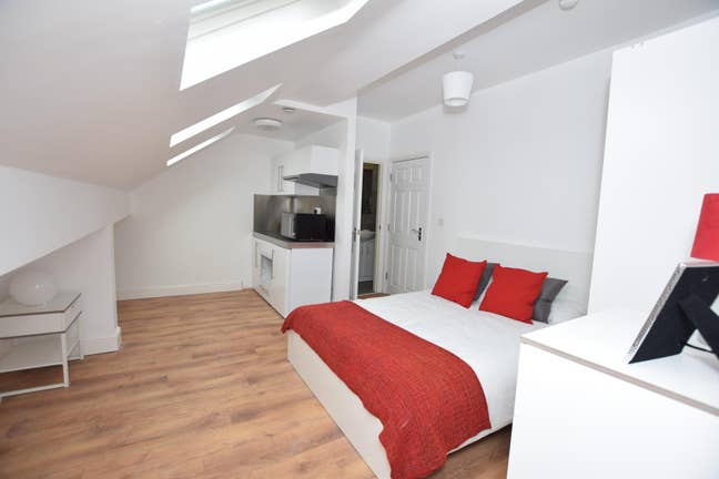 Coming Soon Lovely Ensuite Studio Room ! Main Photo