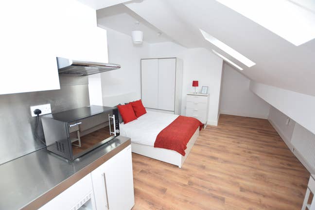 Coming Soon Lovely Ensuite Studio Room ! Main Photo