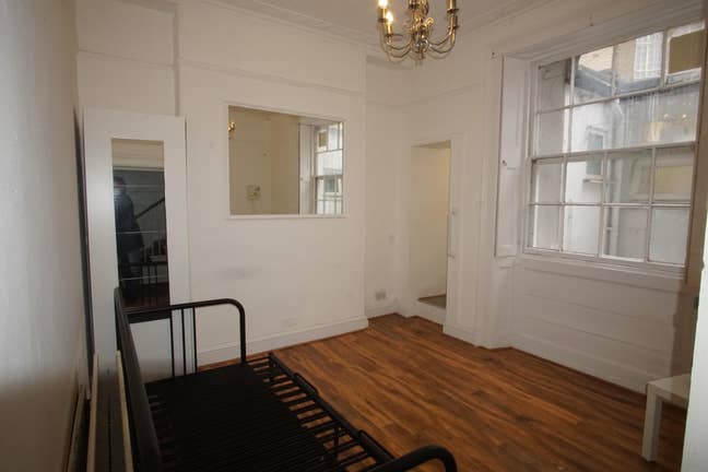 Studio flat available to rent in Harrow, HA2 Main Photo