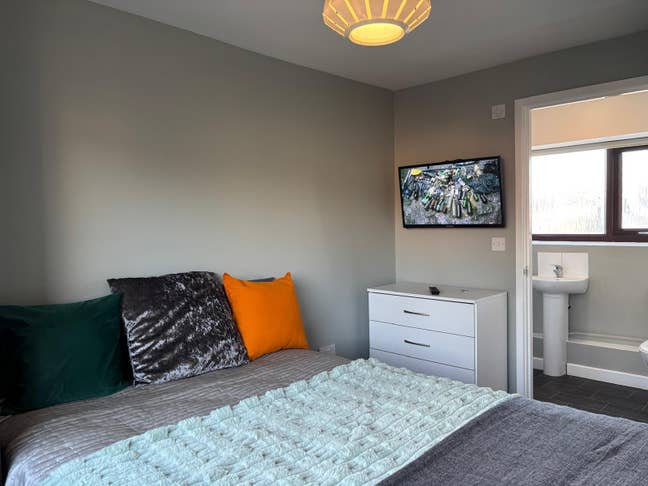 Double Ensuite Room by the Airport B33 Coming Soon Main Photo