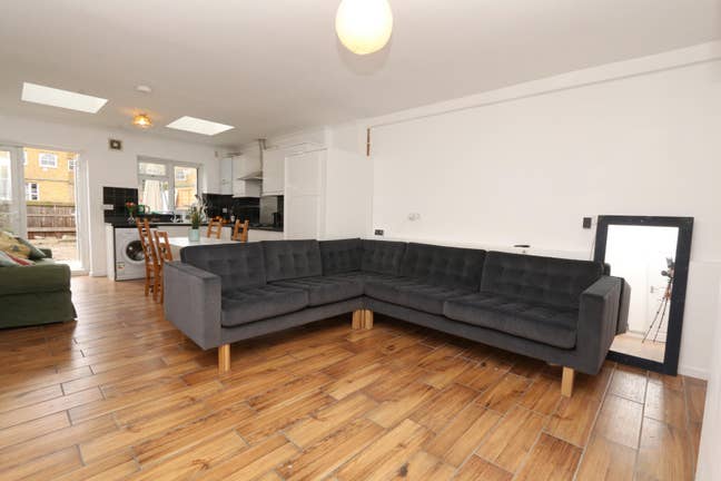 ✨ Bright Large Room – Zone 2, East London 🏡 Main Photo