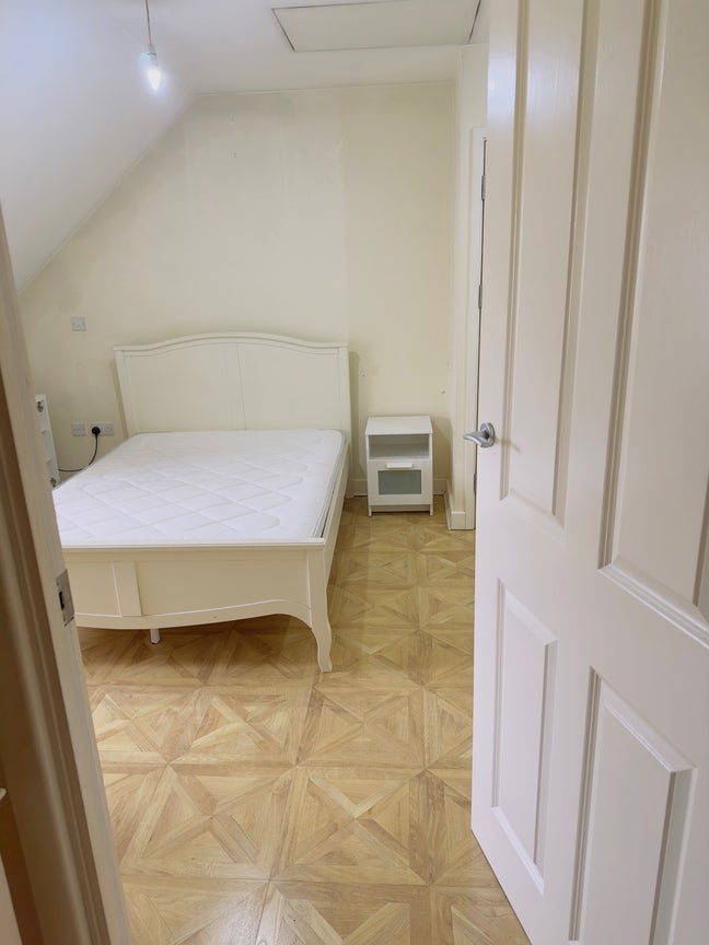 En-suite room available  Main Photo
