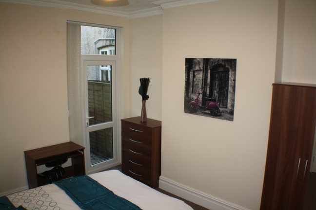 Available Now Spacious Double Room B24 Main Photo