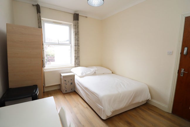 En-Suite Room Steps to Piccadilly Line-Book Now!! Main Photo