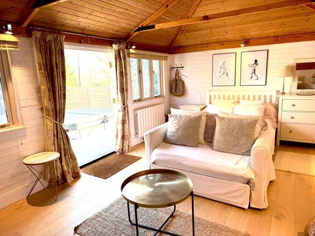 Beautiful Detached Log Cabin for rent, Mon - Fri Main Photo