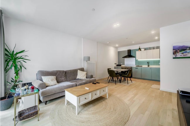 Luxurious Ensuite Inclusive of Bills - Pool + Gym Main Photo