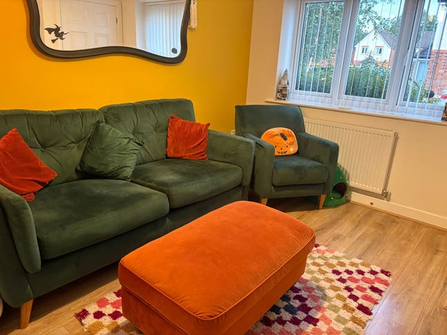 Large Double Room-5 minutes from the Trainstation Main Photo