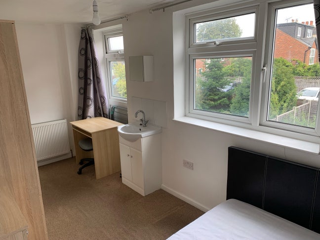 Large room in great location Main Photo