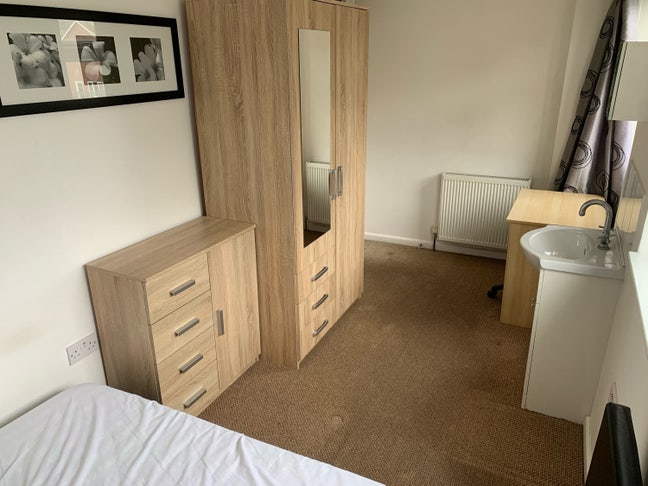 Large room in great location Main Photo