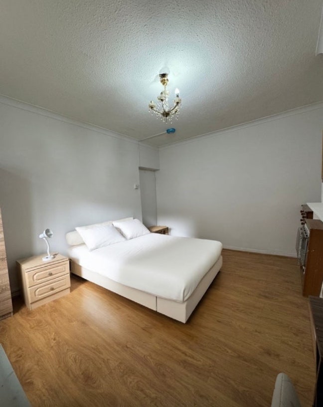 2 double room in Bethnal Green move today Main Photo