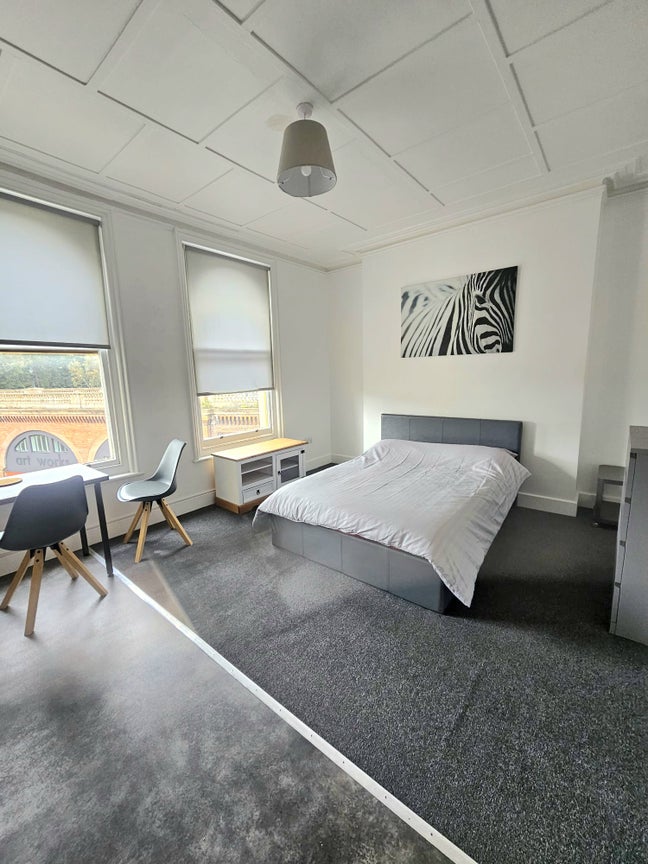 Large room, own kitchen, flexible let, bills incl. Main Photo
