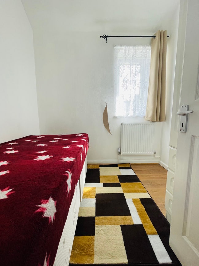 Small room Dagenham Heatway Main Photo