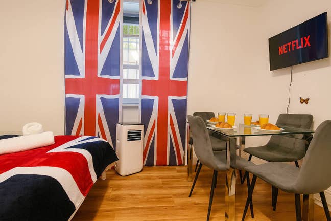 The studio is a one-minute walk from Bayswater Main Photo