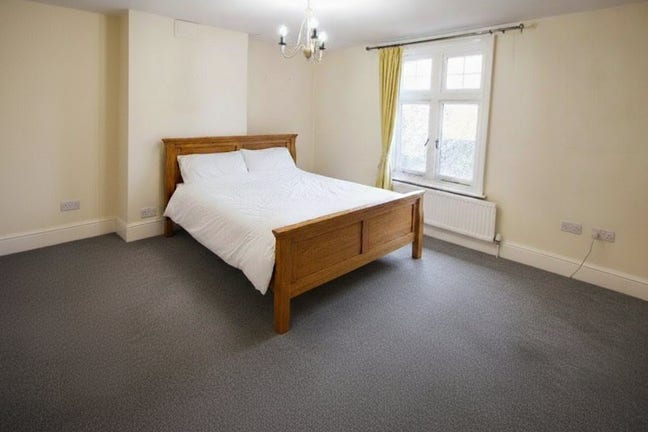 Spacious room next to lake and park  Main Photo